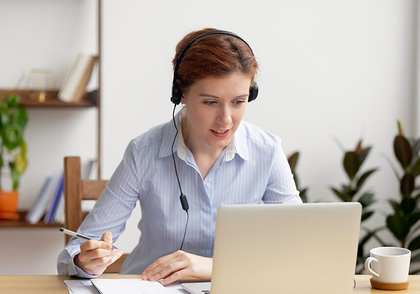 translation-computer-woman